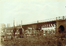 808256 Gezicht op de draaibrug aan de zuidzijde van de spoorbrug over het Hollands Diep bij Moerdijk.